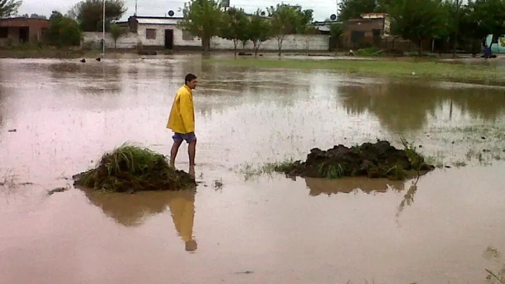 Temporal en Tucum&aacute;n: rescates en kayak, un conductor arrastrado por la corriente y familias aisladas en Aguilares