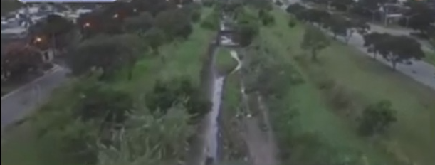 Lomas de Taf&iacute;: un canal al borde del colapso por sedimentos y maleza genera temor a inundaciones entre los vecinos