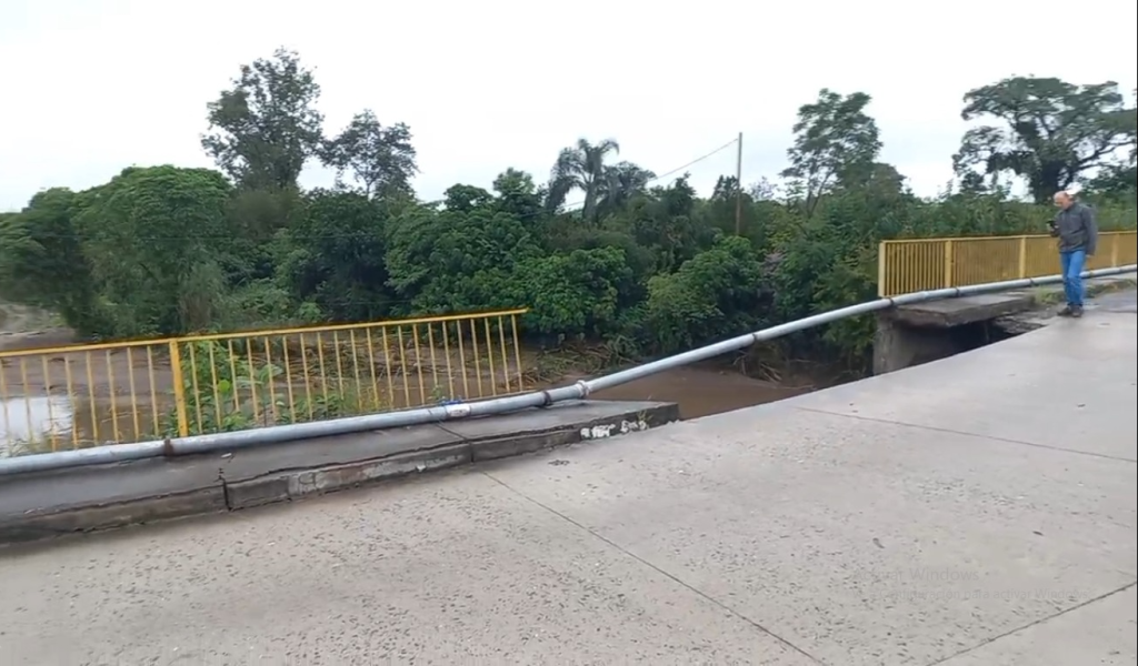 Concepci&oacute;n: el puente del r&iacute;o Chirimayo est&aacute; al borde del derrumbe y vecinos reclaman obras de contenci&oacute;n