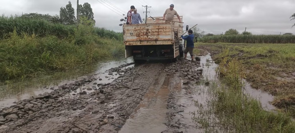 El titular de la Sociedad Rural de Tucum&aacute;n advirti&oacute; que los caminos anegados impiden el acceso a los lotes