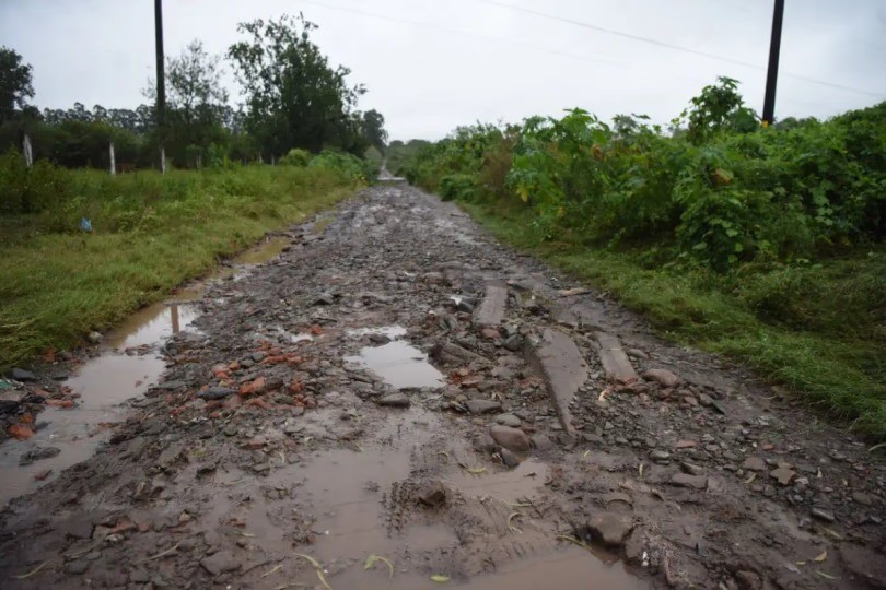 Barro, piedras y una corriente que cruza el camino: el escenario del dolor permanece intacto una semana despu&eacute;s