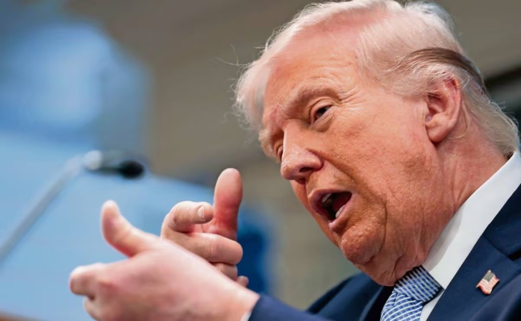 Trump advierte que rearma buques de guerra con &ldquo;la mejor munici&oacute;n&rdquo; para atacar a Ir&aacute;n si fracasan las conversaciones en Pakist&aacute;n