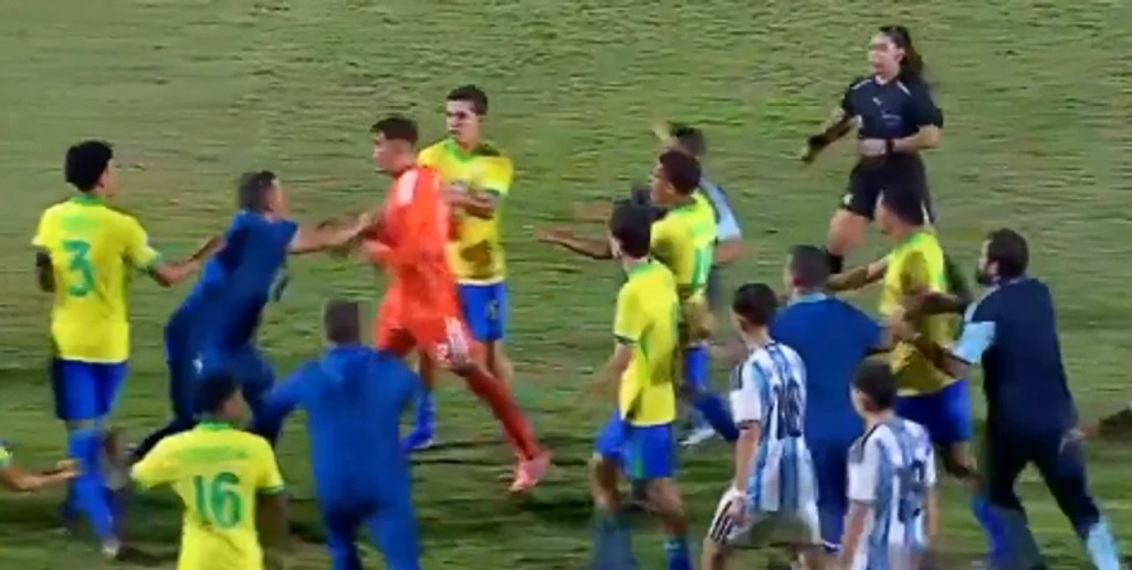 Argentina vs Brasil Sub 17: tumulto, denuncias de racismo y un 3-0 que encendi&oacute; la pol&eacute;mica en el Sudamericano