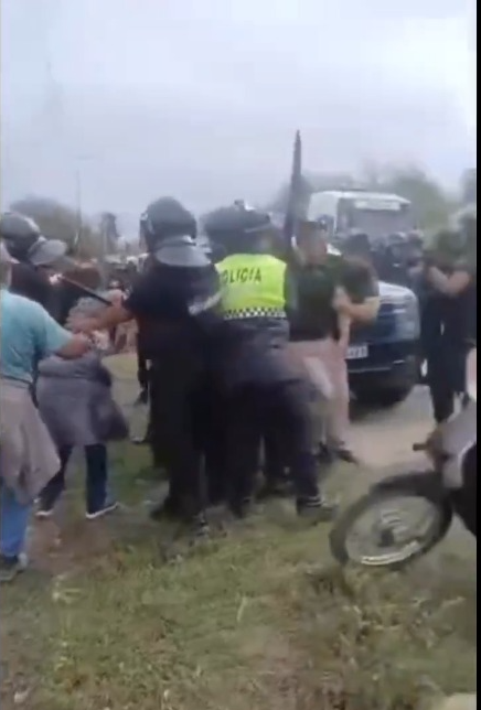 Protesta por inundaciones en La Madrid termin&oacute; con balas de goma y detenciones