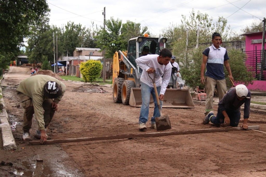 Banda del R&iacute;o Sal&iacute;: avanza la colocaci&oacute;n de pavimento en dos calles del Barrio F&aacute;tima