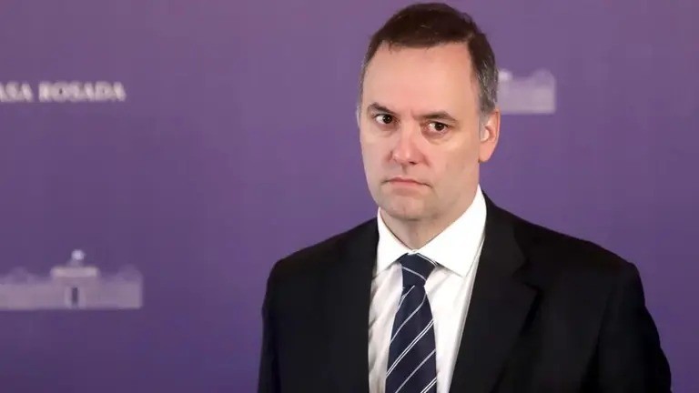 Adorni y sus vacaciones en Aruba: la Justicia levant&oacute; el secreto bancario para rastrear el origen de los fondos