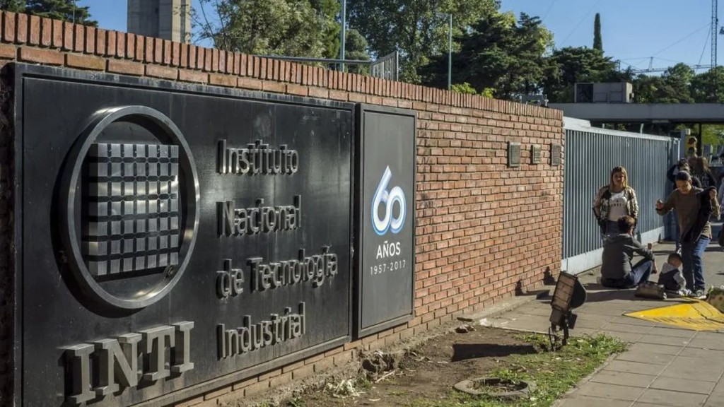 El Gobierno elimin&oacute; m&aacute;s de 900 servicios del INTI: ensayos microbiol&oacute;gicos, calibraciones y control de combustibles, entre los recortados