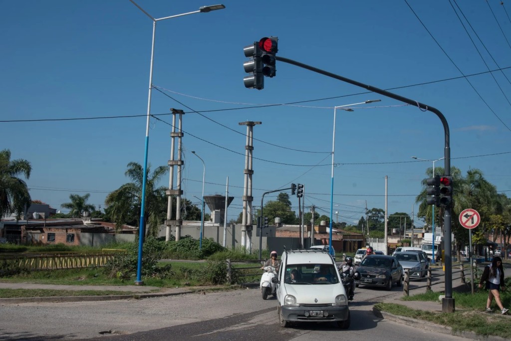 San Miguel de Tucum&aacute;n sum&oacute; un nuevo sem&aacute;foro en Povi&ntilde;a y Camino de Sirga