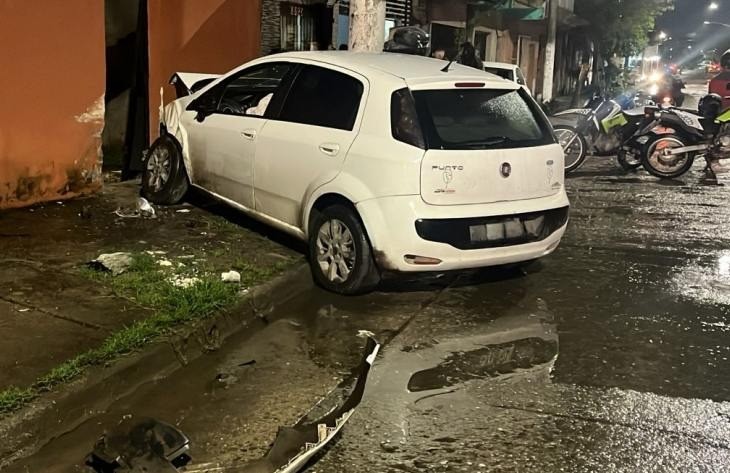 Dos parejas de motociclistas fueron embestidas por el mismo auto en distintos puntos de la ciudad