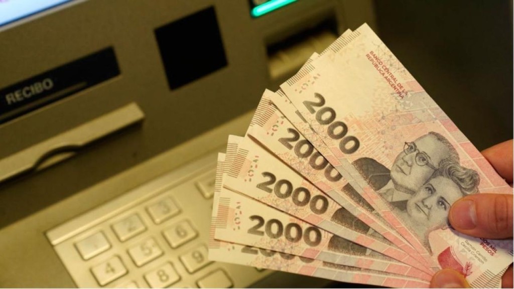 El salario m&iacute;nimo perdi&oacute; el 39% de su poder de compra en 28 meses y el empleo formal cay&oacute; en 300.000 puestos