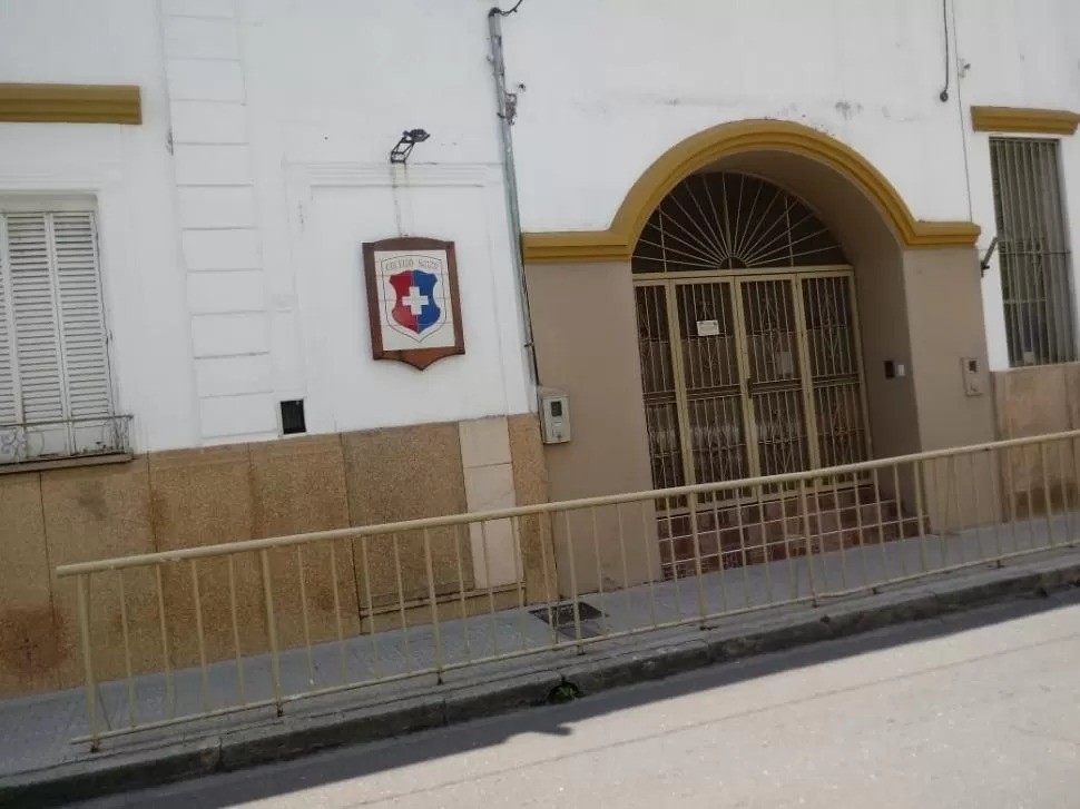 Tras las amenazas virales, un colegio tucumano prohibi&oacute; el ingreso con mochilas y reforz&oacute; la seguridad