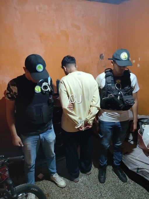 Amenaza a un docente en la UNT: un alumno fue aprehendido tras compartir una foto con un arma y un texto violento