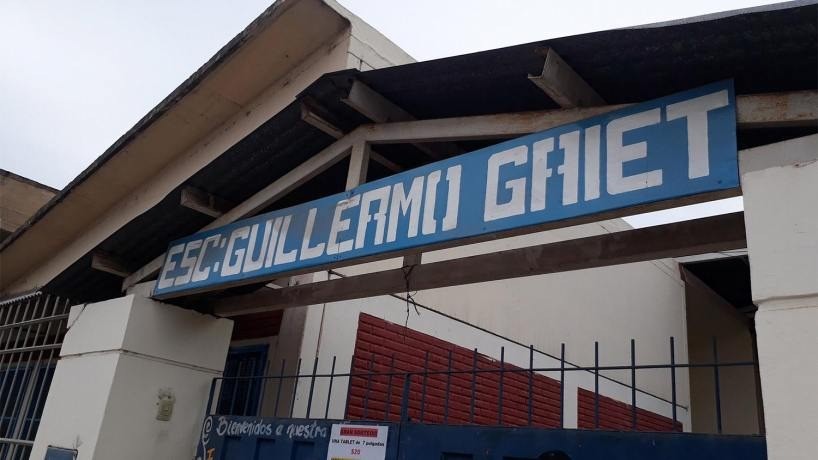 Investigan a un profesor en una escuela por una denuncia de la familia de una alumna