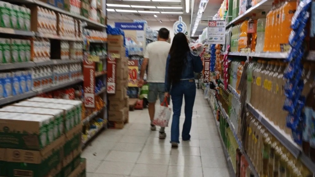 La confianza del consumidor en Argentina cay&oacute; por tercer mes consecutivo y volvi&oacute; a niveles de julio 2024