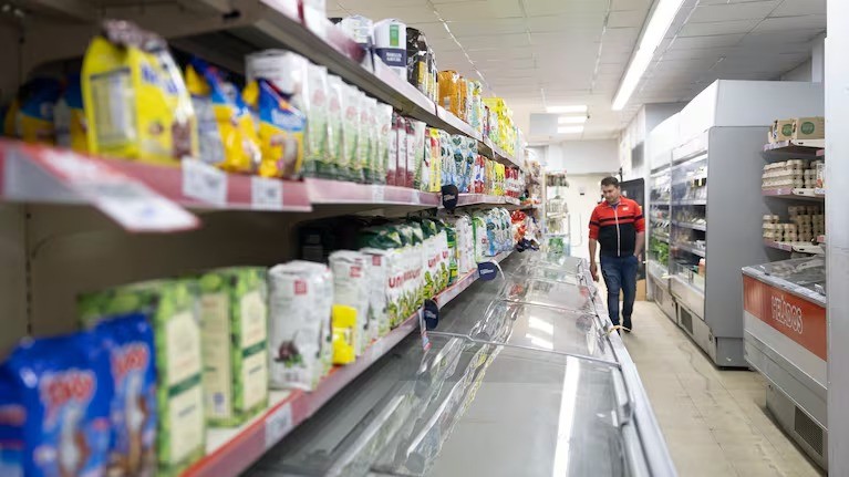 Ventas en supermercados cayeron 3,1% en febrero y el consumo masivo profundiza su deterioro