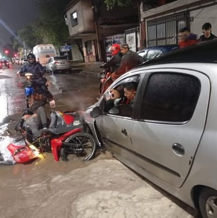 Un cr&aacute;ter en la avenida Roca provoc&oacute; un choque entre un auto y una moto durante la madrugada