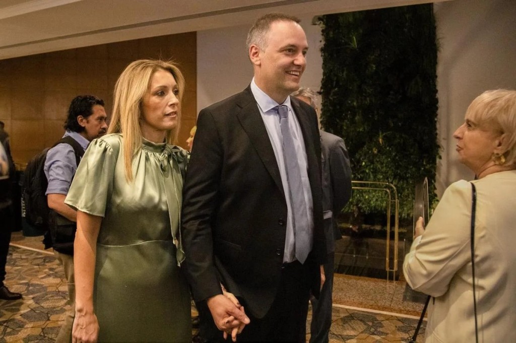 La justicia archiv&oacute; la causa contra Manuel Adorni por el viaje de su esposa en un vuelo oficial a Estados Unidos