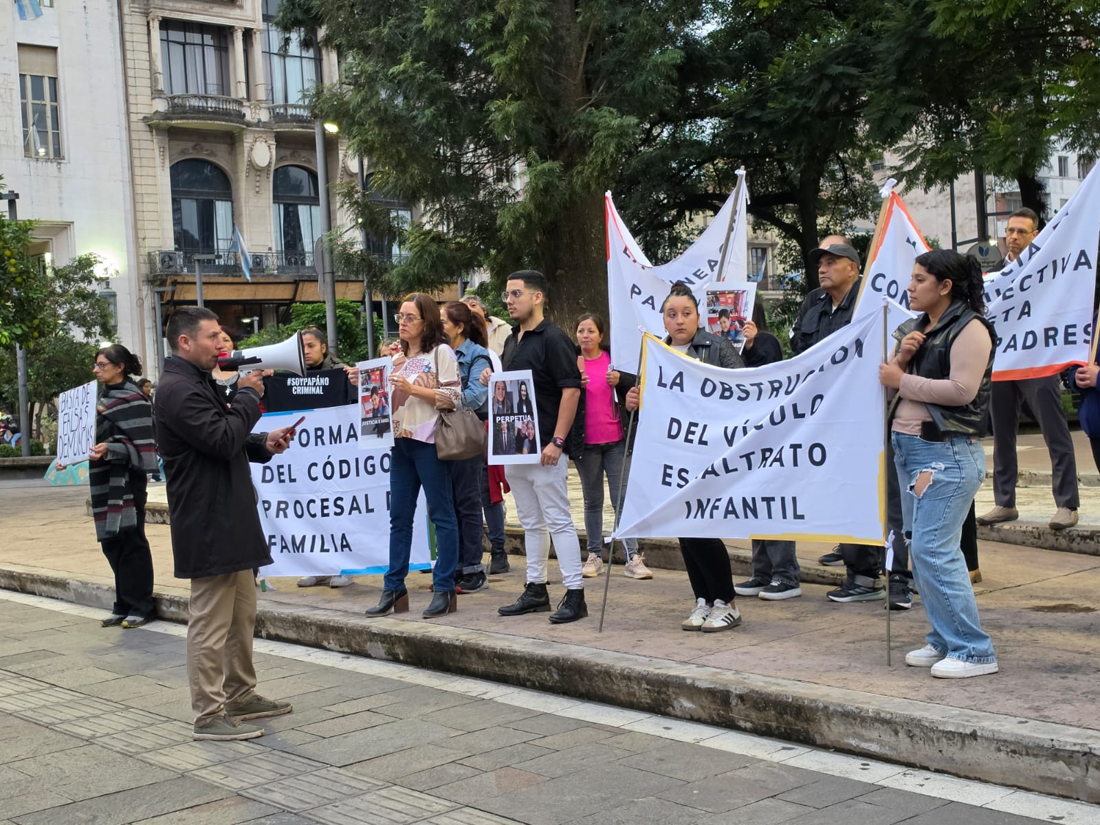 Padres marcharon en Plaza Independencia de Tucum&aacute;n bajo el lema &ldquo;Soy Pap&aacute; No Criminal&rdquo; contra las falsas denuncias en la justicia de familia
