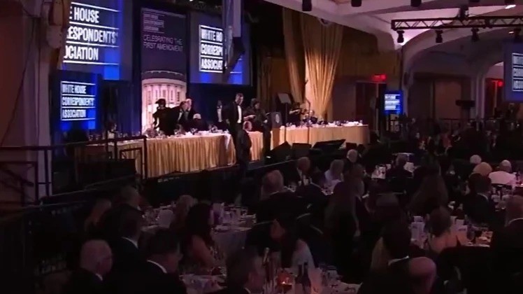 Tiroteo en el hotel donde Trump cenaba con periodistas: el mandatario fue evacuado y no hubo heridos