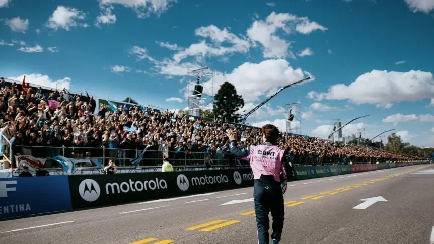 Franco Colapinto agradeci&oacute; al p&uacute;blico tras el Road Show en Palermo y lo calific&oacute; como &ldquo;uno de los mejores d&iacute;as&rdquo; de su vida