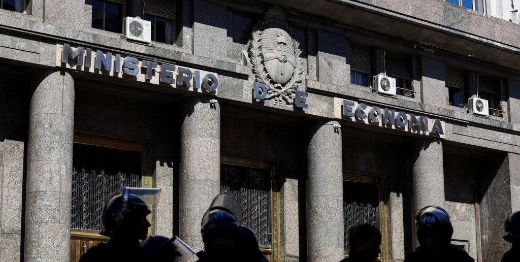 Licitaci&oacute;n de deuda en d&oacute;lares: el Tesoro busca captar US$ 900 millones para afrontar vencimientos de julio