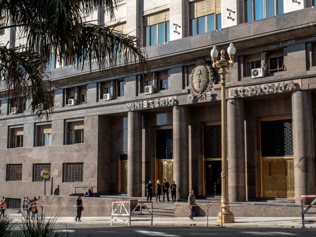 Licitaci&oacute;n del Tesoro: Econom&iacute;a logr&oacute; rollover del 102% y coloc&oacute; m&aacute;s de $8 billones