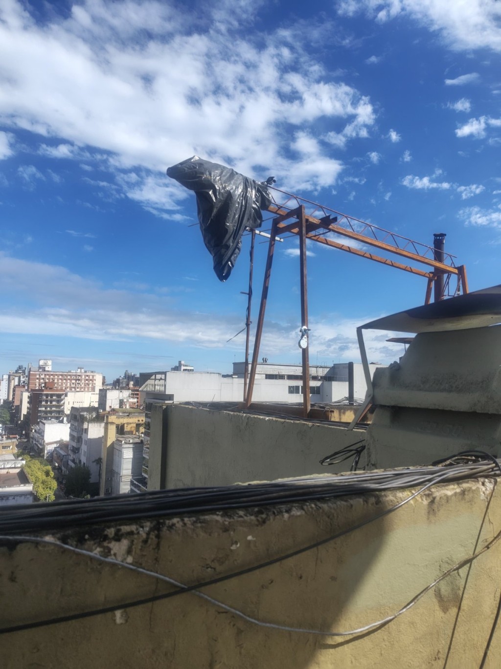 Un trabajador de 33 a&ntilde;os muri&oacute; tras caer del s&eacute;ptimo piso en San Miguel de Tucum&aacute;n