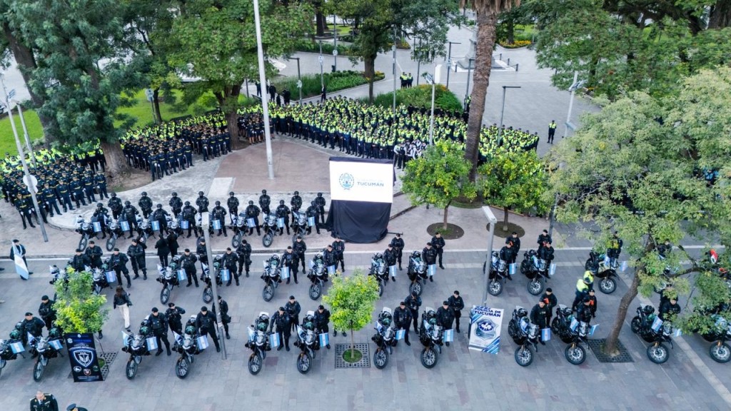 El Gobierno provincial entreg&oacute; 42 motos, 18 bicicletas y dos camionetas para modernizar la Polic&iacute;a de Tucum&aacute;n