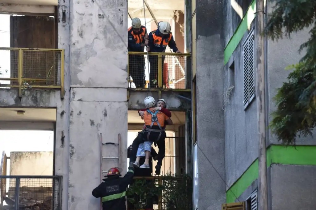 Dos adultos mayores fueron rescatados con arneses tras derrumbarse parte del techo de un edificio en la capital tucumana