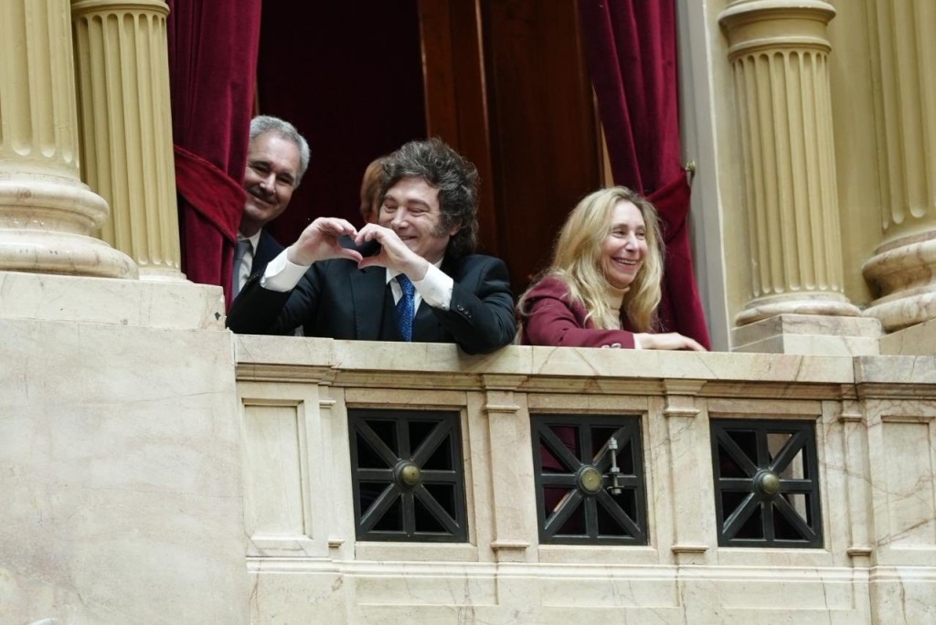 Congreso: Milei encabez&oacute; una comitiva para apoyar a Adorni y protagoniz&oacute; fuertes cruces