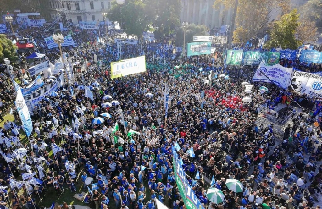 Marcha del D&iacute;a del Trabajador: la CGT cerc&oacute; Plaza de Mayo con fuertes cr&iacute;ticas a Milei y un documento contra el ajuste