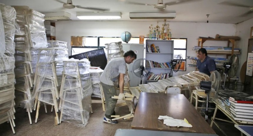 Entregaron mobiliario escolar en La Madrid y garantizan el regreso a clases el lunes tras las inundaciones
