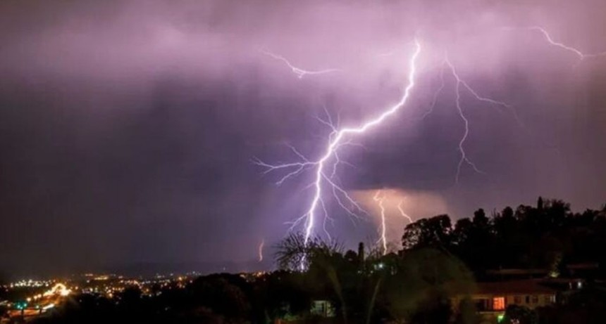 Alerta amarilla por tormentas en Tucum&aacute;n para esta noche: el SMN advierte por lluvias intensas y actividad el&eacute;ctrica