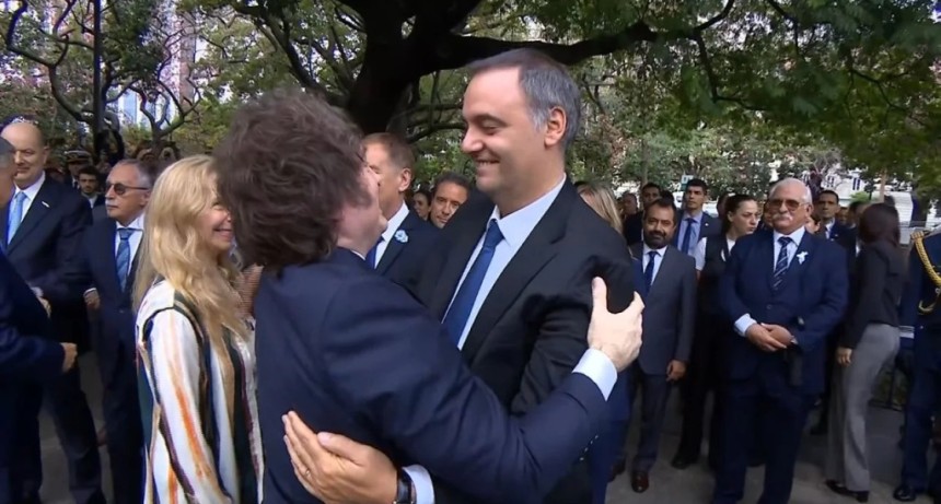 Javier Milei mostr&oacute; un fuerte respaldo a Manuel Adorni en el acto por Malvinas en medio de las causas judiciales contra el jefe de Gabinete