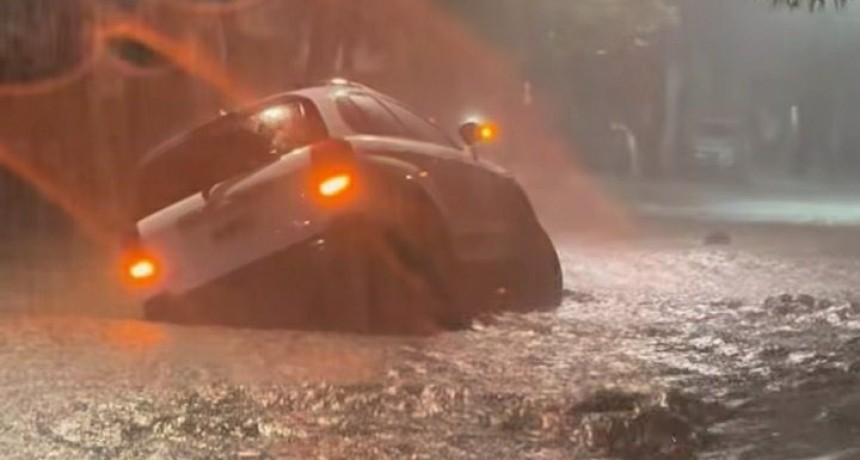 Lluvias torrenciales en San Miguel de Tucum&aacute;n: el agua cubri&oacute; calzadas y veredas en varios puntos de la ciudad