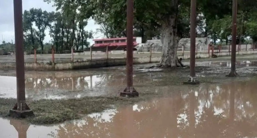 Domingo de angustia en Santa B&aacute;rbara: el club hist&oacute;rico qued&oacute; bajo el agua y la comunidad teme que no pueda seguir compitiendo