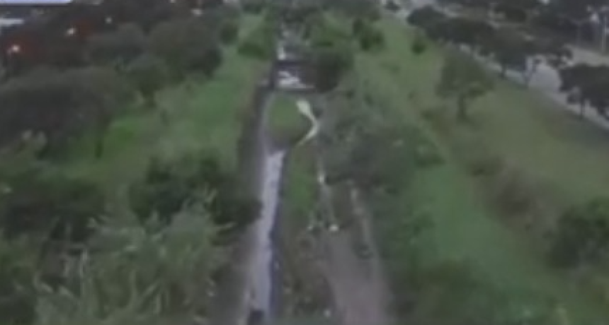 Lomas de Taf&iacute;: un canal al borde del colapso por sedimentos y maleza genera temor a inundaciones entre los vecinos