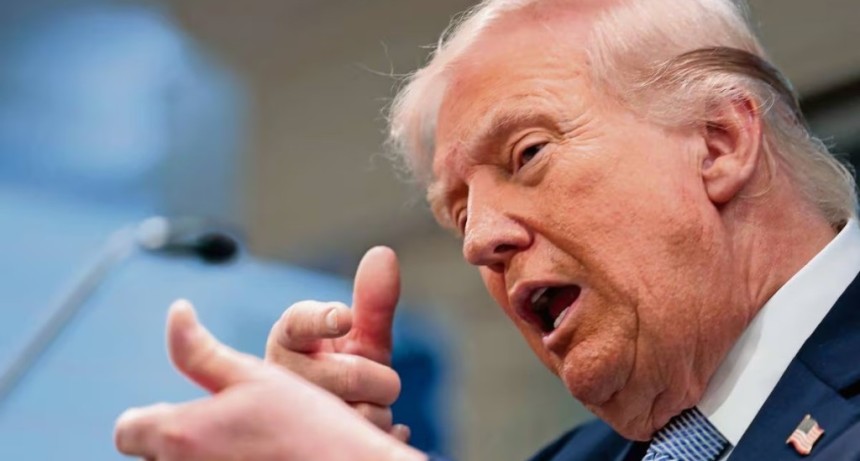 Trump advierte que rearma buques de guerra con &ldquo;la mejor munici&oacute;n&rdquo; para atacar a Ir&aacute;n si fracasan las conversaciones en Pakist&aacute;n