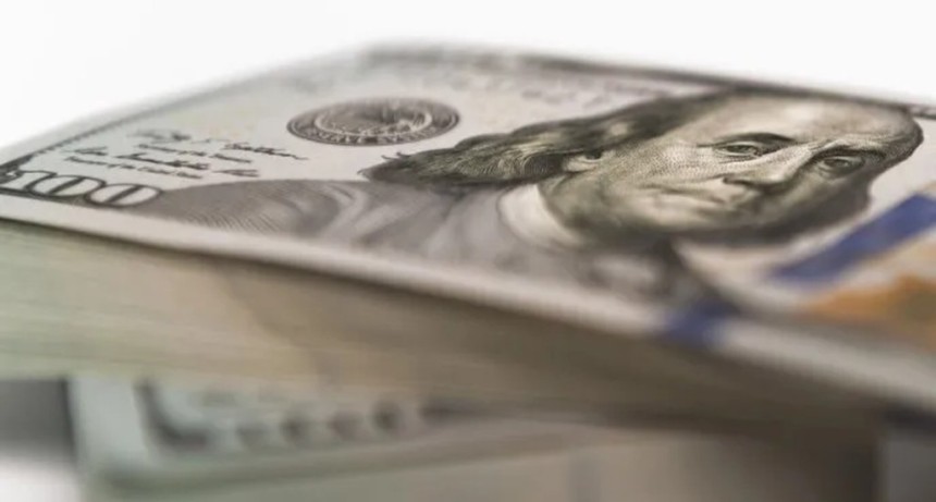 El d&oacute;lar mayorista cerr&oacute; por debajo de los $1.370 y el BCRA compr&oacute; USD 457 millones, la mayor cifra diaria en casi dos a&ntilde;os