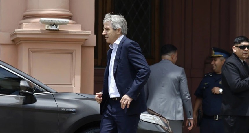 Luis Caputo pide a todos los ministerios recortar un 20% del gasto burocr&aacute;tico para profundizar el ajuste fiscal