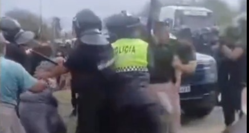 Protesta por inundaciones en La Madrid termin&oacute; con balas de goma y detenciones