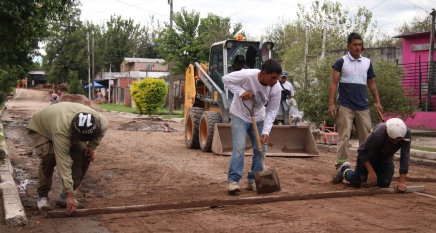Banda del R&iacute;o Sal&iacute;: avanza la colocaci&oacute;n de pavimento en dos calles del Barrio F&aacute;tima