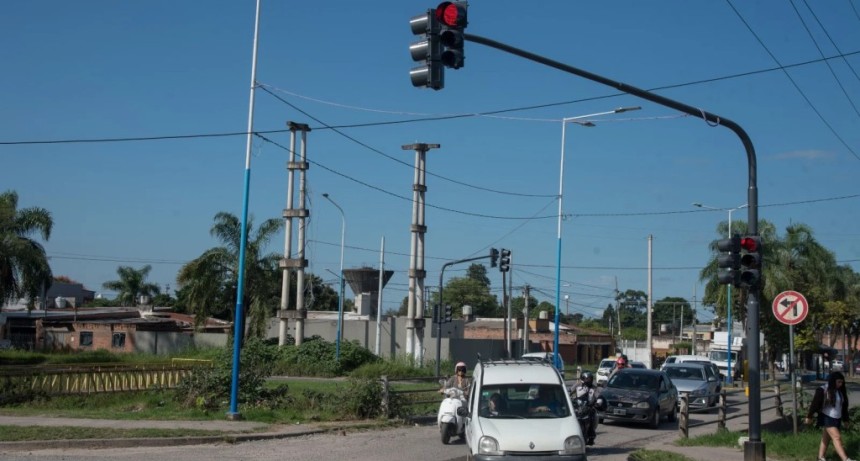 San Miguel de Tucum&aacute;n sum&oacute; un nuevo sem&aacute;foro en Povi&ntilde;a y Camino de Sirga