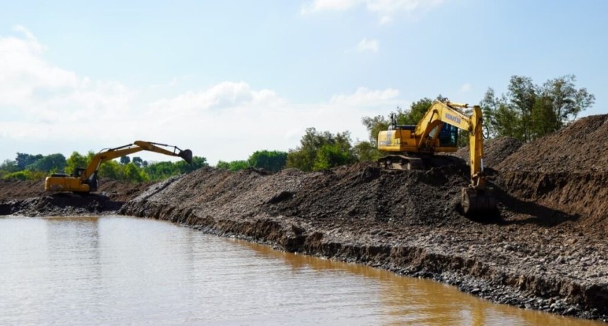 Banda del R&iacute;o Sal&iacute;: avanzan las obras en el canal de alivio del lado Capital para proteger los barrios de la zona