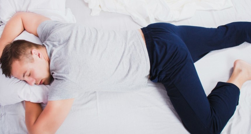 Dormir boca abajo o de lado: c&oacute;mo tu postura nocturna afecta tu salud y refleja tu car&aacute;cter