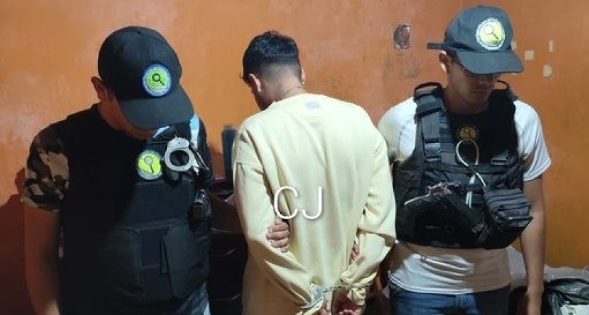 Amenaza a un docente en la UNT: un alumno fue aprehendido tras compartir una foto con un arma y un texto violento