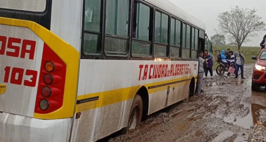 Leales: un colectivo con docentes y alumnos qued&oacute; atascado en el barro por el mal estado de la Ruta 306