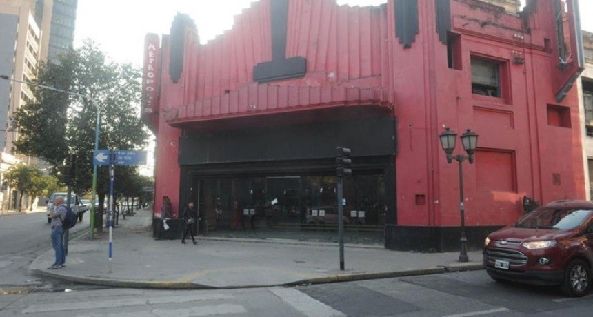 Ca&iacute;da de una cenefa en un edificio hist&oacute;rico de Tucum&aacute;n: el municipio no pudo dar con el due&ntilde;o y actuar&aacute; con el Ente Cultural