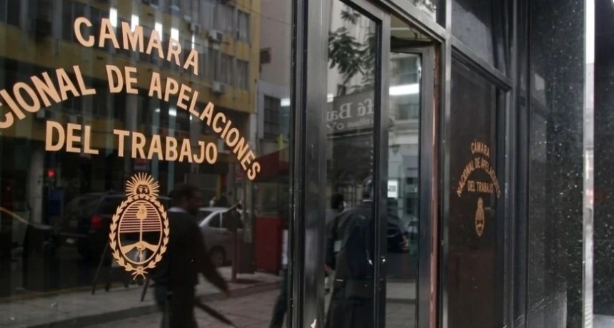 La C&aacute;mara del Trabajo revoc&oacute; la suspensi&oacute;n de 82 art&iacute;culos de la reforma laboral y Adorni lo celebr&oacute;