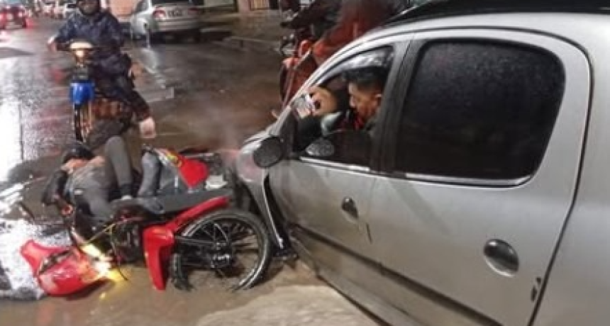 Un cr&aacute;ter en la avenida Roca provoc&oacute; un choque entre un auto y una moto durante la madrugada